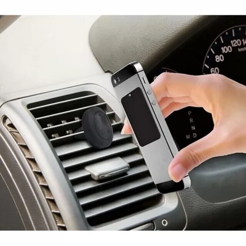 Použitie magnetického držiaka telefónu v mriežke autoventilácie