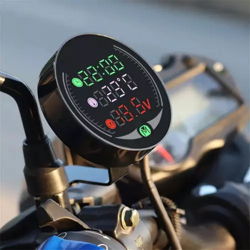 Použitie voltmetera s teplomerom, hodinami a USB nabíjačkou na motocykel